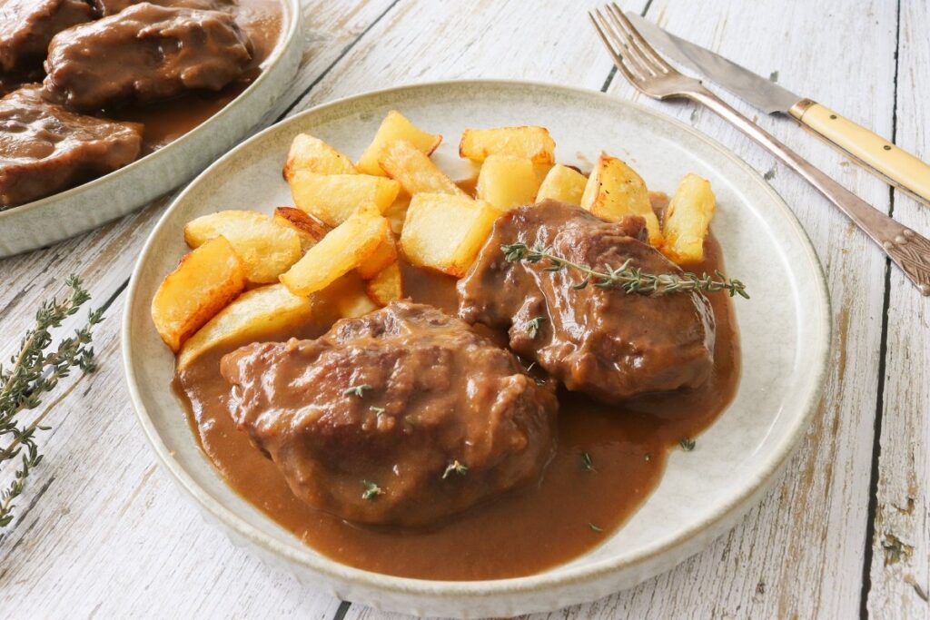 Imagen plato de carrilleras con patatas